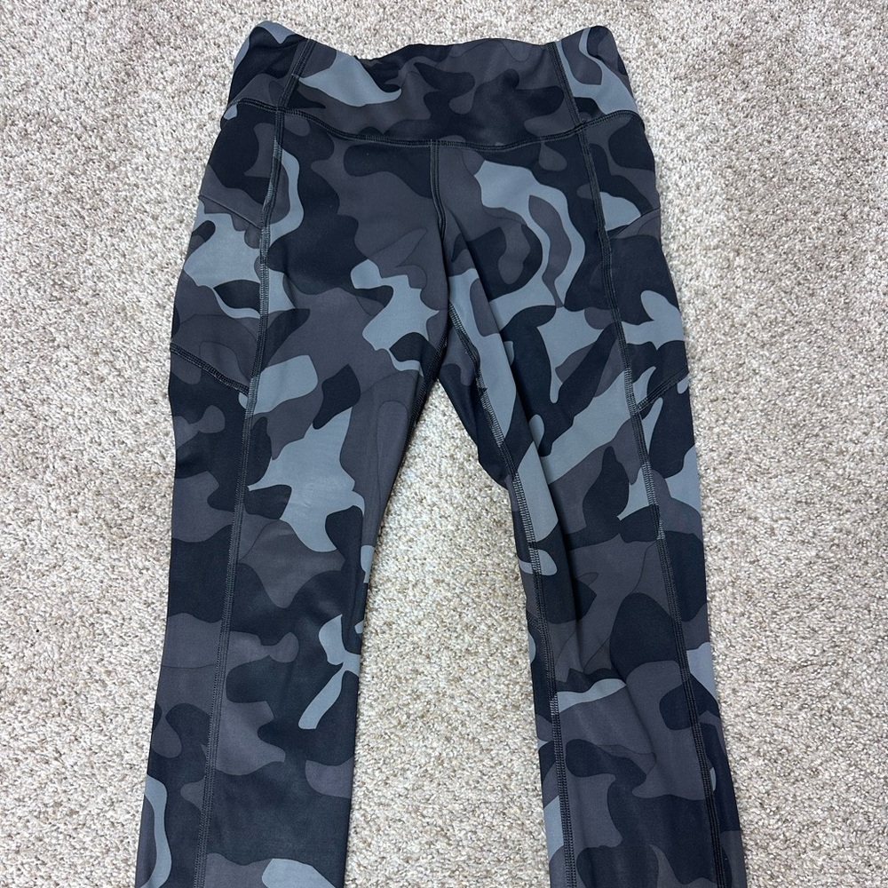 ATHLETA CAMO CONTENDER 7/8 TIGHT IN POWERLIFT SIZE XS